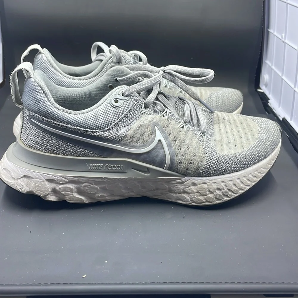Nike women’s tennis shoes - Picture 4 of 11